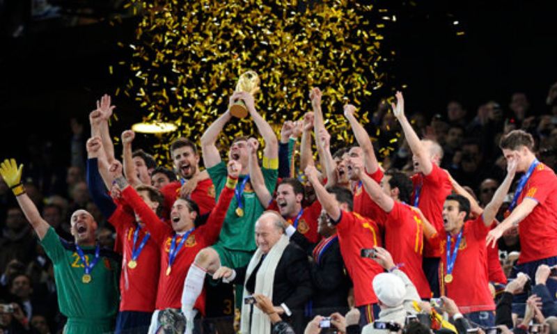 Puyol đã đánh bại đội bóng nào bằng cú đánh đầu trong trận bán kết world cup 2010?